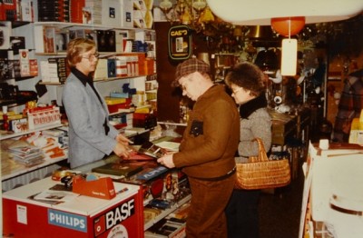 Martti Hakkarainen palvelee asiakkaita Kauppakatu 10:ssä.