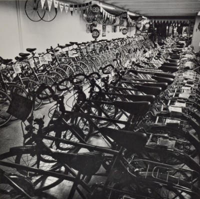 Polkupyörävalikoima parhaimmillaan. Kuva 1970 luvulta.