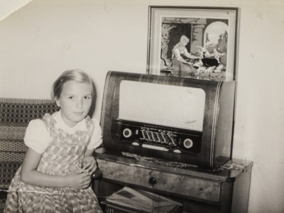 Vuonna 1953 syyskuussa meillä oli sunnuntainäyttely jossa kävijöiden kesken arvottiin radio. Kuvassa onnellinen voittaja.